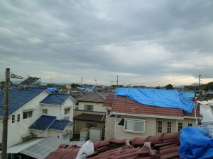 地震現場屋根より　2